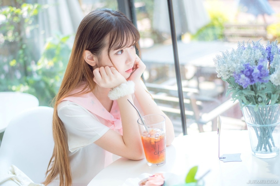 “不错，此人乃江东新任都督，以前一直是周瑜的副手，颇得周瑜信任，在军中威望也足够。”马良解释道。
